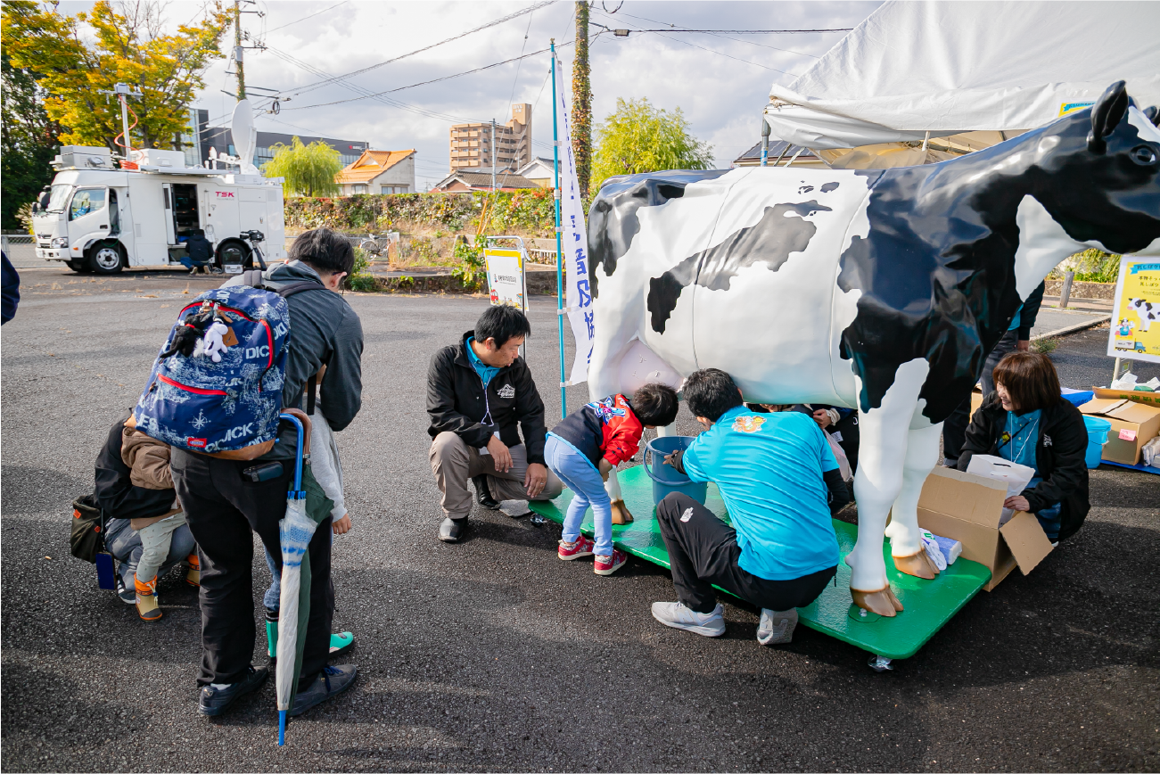 島根県産牛乳体験ブースの様子