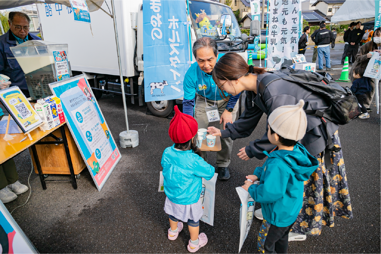 島根県産牛乳体験ブースの様子